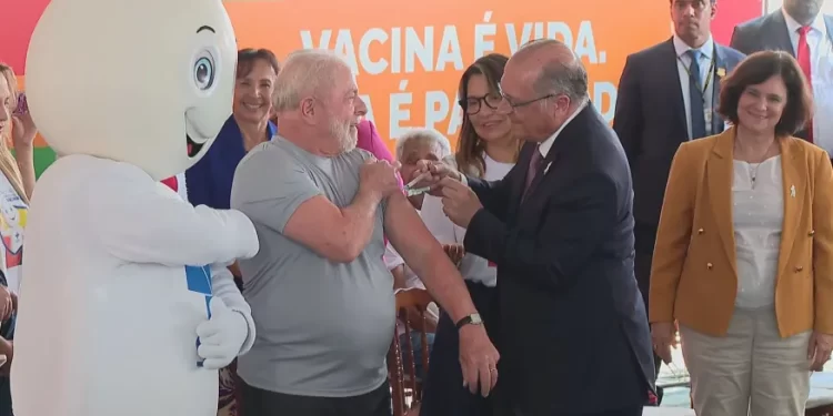 Alckmin vacina Lula com dose de reforço contra Covid-19 no lançamento do Movimento Nacional pela Vacinação