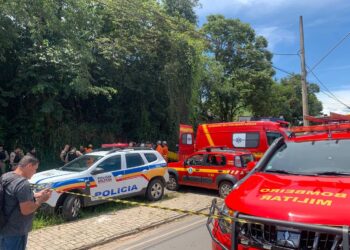 Van escolar cai em barranco e acidente deixa ao menos 18 feridos em Santa Luzia