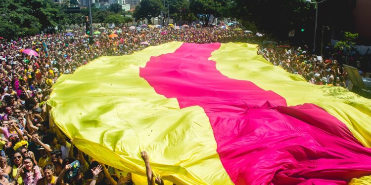 Primeiro dia de Carnaval oficial arrasta 15 blocos por BH. Veja programação
