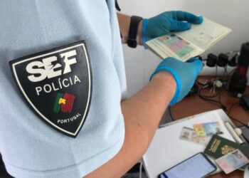 Carne encontrada na mala de brasileiro preso em aeroporto de Lisboa é humana, diz jornal português