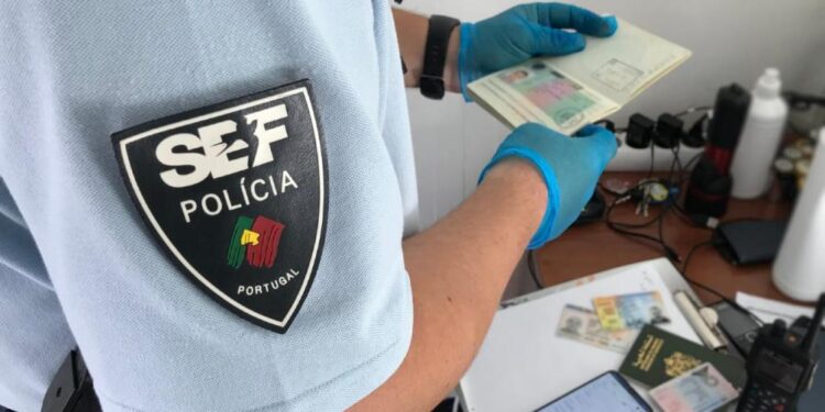 Carne encontrada na mala de brasileiro preso em aeroporto de Lisboa é humana, diz jornal português