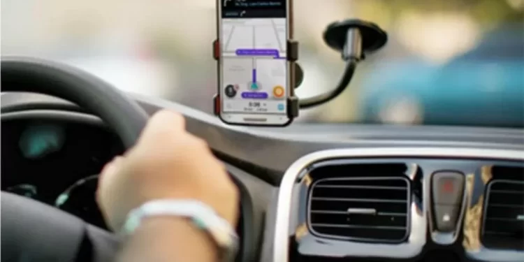 Motorista de aplicativo é assaltado e agredido por dois clientes em Minas