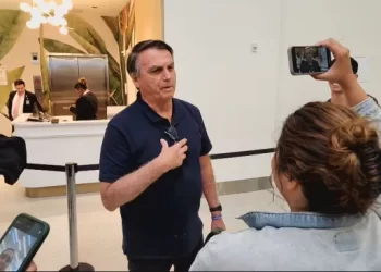 Jair Bolsonaro embarca para o Brasil após três meses no exterior