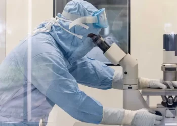 Depois de agência, diretor do FBI aponta que covid ‘provavelmente’ foi provocada por acidente em laboratório