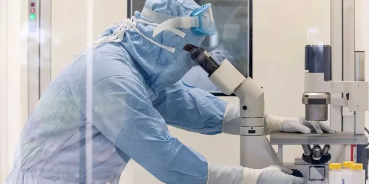 Depois de agência, diretor do FBI aponta que covid ‘provavelmente’ foi provocada por acidente em laboratório