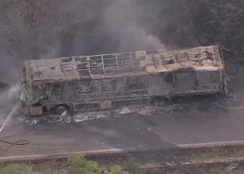 Ônibus pega fogo em Caeté, na Região Metropolitana de Belo Horizonte