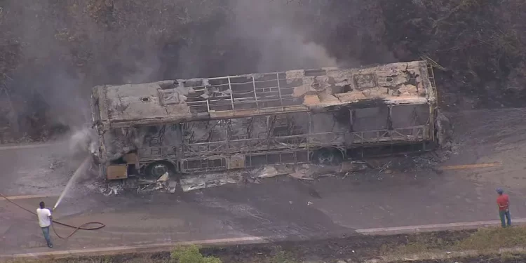 Ônibus pega fogo em Caeté, na Região Metropolitana de Belo Horizonte