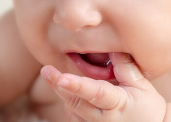 Bebê morre após ingerir colírio por engano em Goiás