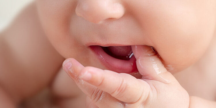 Bebê morre após ingerir colírio por engano em Goiás