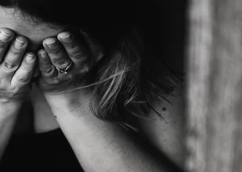 Homem mata a esposa, amarra corpo em peça de ferro e joga em lagoa no Leste de Minas