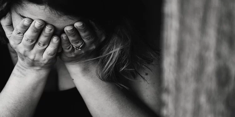 Homem mata a esposa, amarra corpo em peça de ferro e joga em lagoa no Leste de Minas