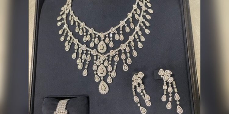 Governo Bolsonaro tentou trazer joias de R$ 16,5 mi ilegalmente para Michelle