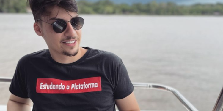 Renan Bolsonaro é nomeado para cargo no Senado com salário de quase R$ 10 mil