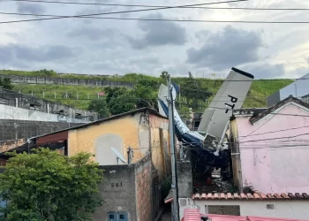 Avião que caiu em BH deve ser retirado nesta segunda; investigações prosseguem