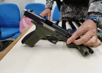 Mulher é presa com 8 pistolas coladas ao corpo com fita adesiva na fronteira do Brasil com o Paraguai