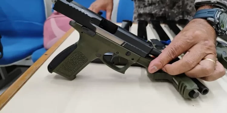 Mulher é presa com 8 pistolas coladas ao corpo com fita adesiva na fronteira do Brasil com o Paraguai