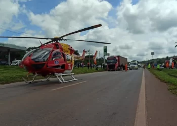 Batida entre motocicleta e carreta deixa duas pessoas mortas na BR-040, na Grande BH