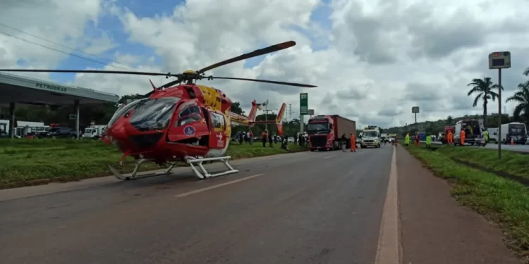Batida entre motocicleta e carreta deixa duas pessoas mortas na BR-040, na Grande BH