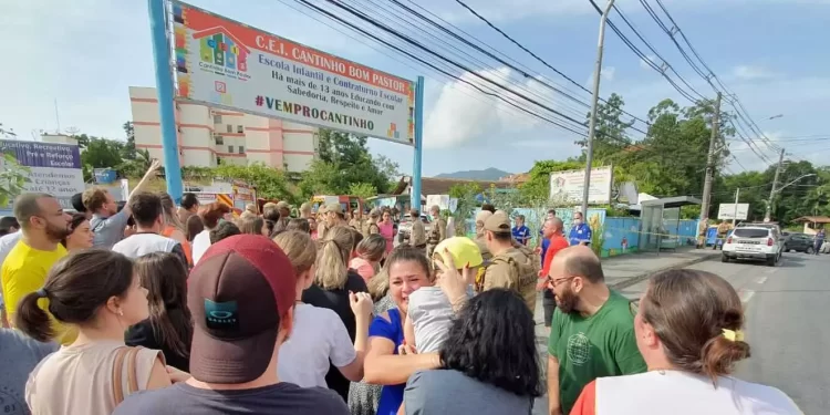 Quatro crianças são mortas em ataque a creche em Santa Catarina