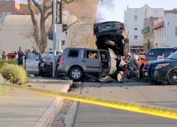 Garoto de 13 anos dá fuga em  polícia com carro roubado, bate e deixa uma dúzia de vítimas nos EUA