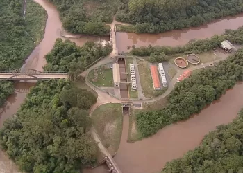 Coloração escura e presença de peixes mortos no Rio das Velhas assusta moradores; água abastece 60% da Grande BH