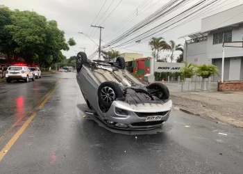 Dois jovens morrem em capotamento na Região da Pampulha