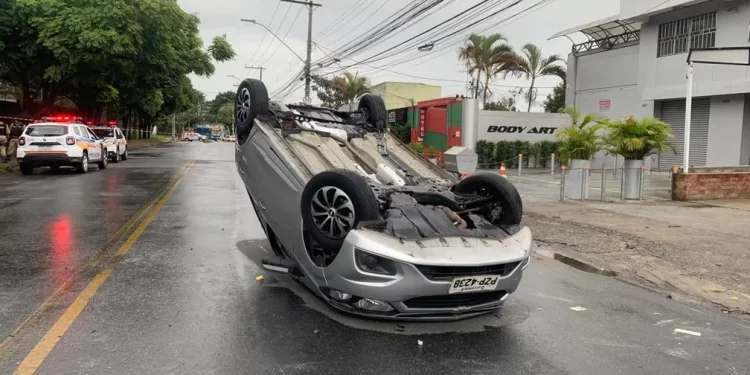 Dois jovens morrem em capotamento na Região da Pampulha