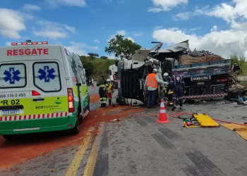 Motorista  de 20 anos morre e três pessoas ficam feridas em acidente na BR-116 próximo a Tarumirim