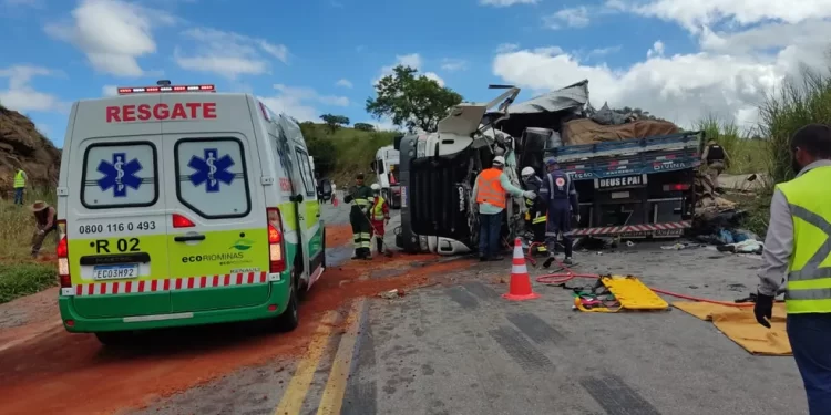 Motorista  de 20 anos morre e três pessoas ficam feridas em acidente na BR-116 próximo a Tarumirim