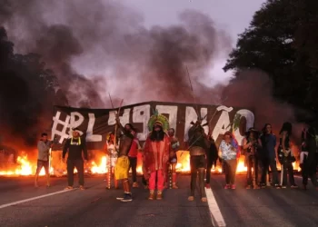 Manifestação indígena bloqueia rodovia em São Paulo