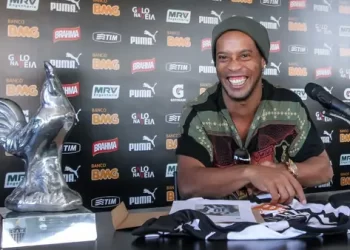 Atlético amanhece com contas bloqueadas por dívida com Ronaldinho Gaúcho na gestão Kalil