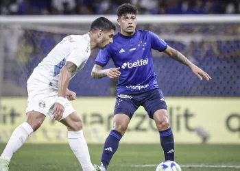 Jogador do Cruzeiro se revolta com expulsão e quebra dispenser do Mineirão; veja