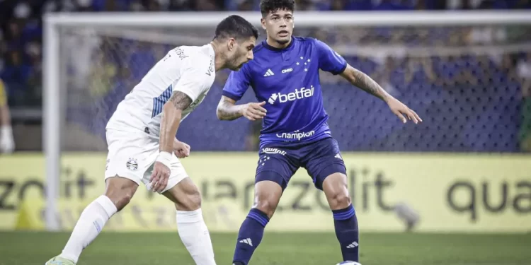Jogador do Cruzeiro se revolta com expulsão e quebra dispenser do Mineirão; veja
