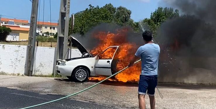 Carro comprado em menos de 24 horas pega fogo no meio da rua e fica destruído; VÍDEO