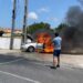 Carro comprado em menos de 24 horas pega fogo no meio da rua e fica destruído; VÍDEO