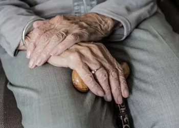 A cada hora, 12 idosos são vítimas de violência em MG: ‘Revoltante’