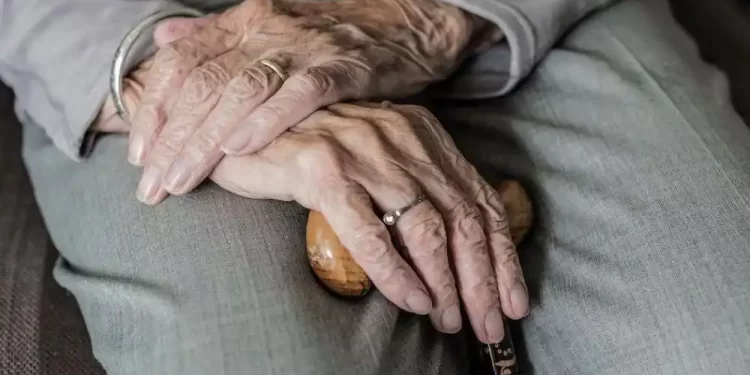 A cada hora, 12 idosos são vítimas de violência em MG: ‘Revoltante’