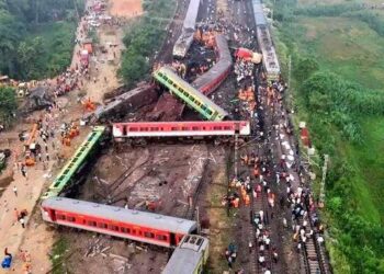 Batida entre dois trens deixa 288 mortos e mais de 850 feridos na Índia