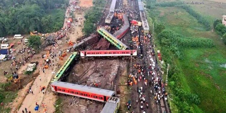 Batida entre dois trens deixa 288 mortos e mais de 850 feridos na Índia