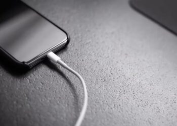 Menina de 7 anos morre eletrocutada após pegar celular conectado à tomada