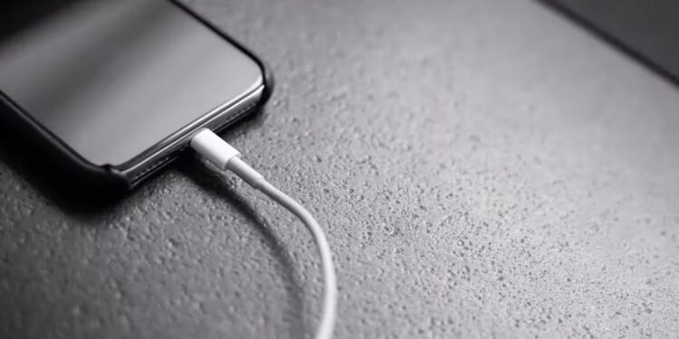 Menina de 7 anos morre eletrocutada após pegar celular conectado à tomada