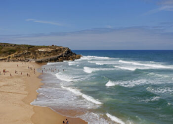Corpo de mulher de 54 anos encontrado na Praia das Maçãs, em Sintra