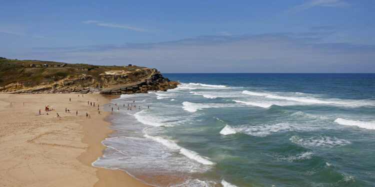 Corpo de mulher de 54 anos encontrado na Praia das Maçãs, em Sintra