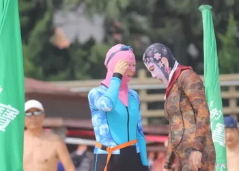Conheça o “facekini”: máscara que cobre o rosto todo para proteger contra o sol é moda no verão chinês