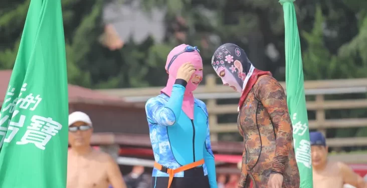 Conheça o “facekini”: máscara que cobre o rosto todo para proteger contra o sol é moda no verão chinês