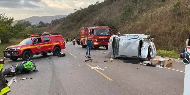 Acidente deixa três adultos e uma criança feridos próximo ao trevo de Ouro Preto