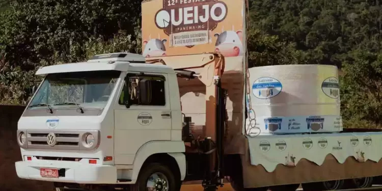 Festa no interior de Minas celebra o maior queijo minas do mundo