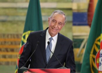 Presidente de Portugal é internado às pressas após desmaiar em visita a universidade