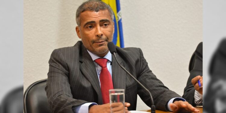 Romário é internado no Rio após passar mal; quadro é estável