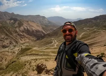 Português que estava dando volta ao mundo de moto morre em acidente no Paquistão